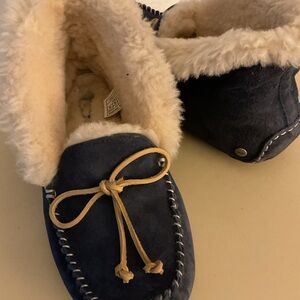 UGG women Blue Suede sheepskin Moccasin Alena slipper booties size 7